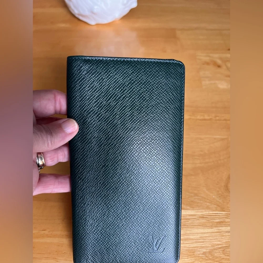 Louis Vuitton Taiga Porte Valeurs Cartes Dark Green Leather Wallet code V11918